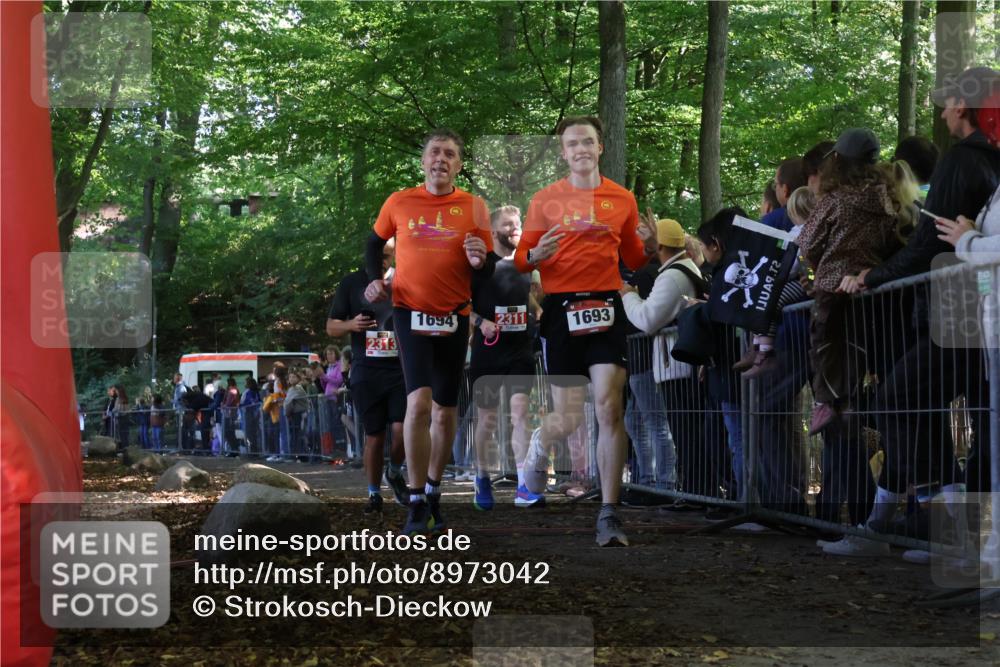 28.09.2025 - 33. Volkslauf durch das schöne Alstertal Strokosch-Dieckow http://msf.ph/oto/8973042 28.09.2025 12:10:05 Ziel 1693, 1694, 2311, 2313 meine-sportfotos.de