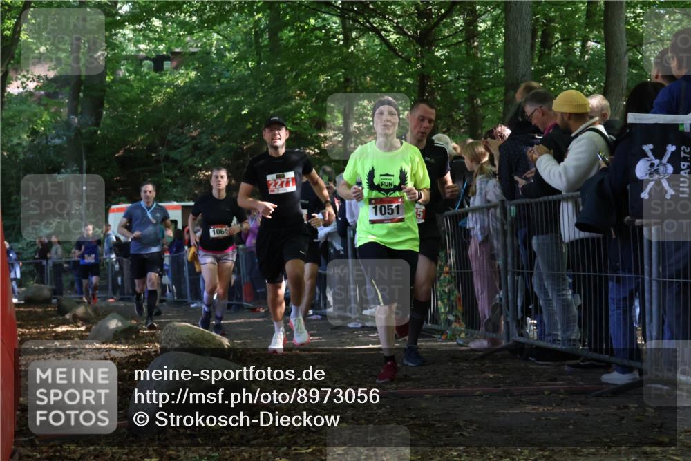 28.09.2025 - 33. Volkslauf durch das schöne Alstertal Strokosch-Dieckow http://msf.ph/oto/8973056 28.09.2025 12:10:22 Ziel 1051, 1064, 1722, 2135, 2271, 2307, 2588 meine-sportfotos.de