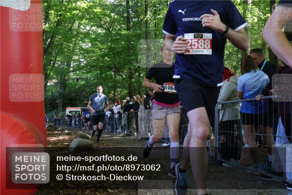 28.09.2025 - 33. Volkslauf durch das schöne Alstertal Strokosch-Dieckow http://msf.ph/oto/8973062 28.09.2025 12:10:25 Ziel 1064, 1722, 2216, 2305, 2307, 2550, 2588 meine-sportfotos.de