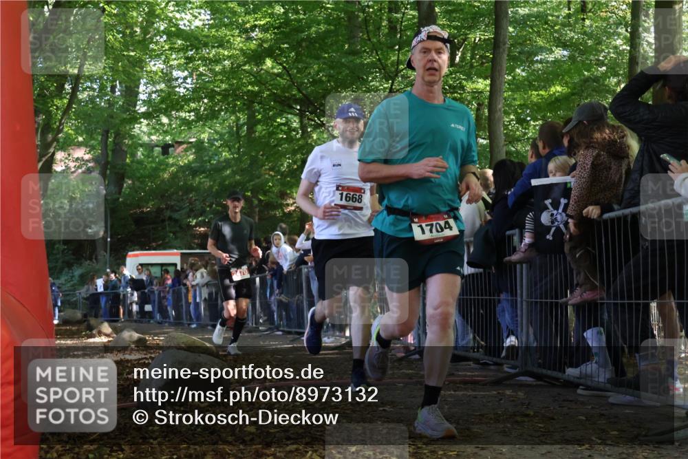 28.09.2025 - 33. Volkslauf durch das schöne Alstertal Strokosch-Dieckow http://msf.ph/oto/8973132 28.09.2025 12:12:06 Ziel 1668, 1704, 2470 meine-sportfotos.de