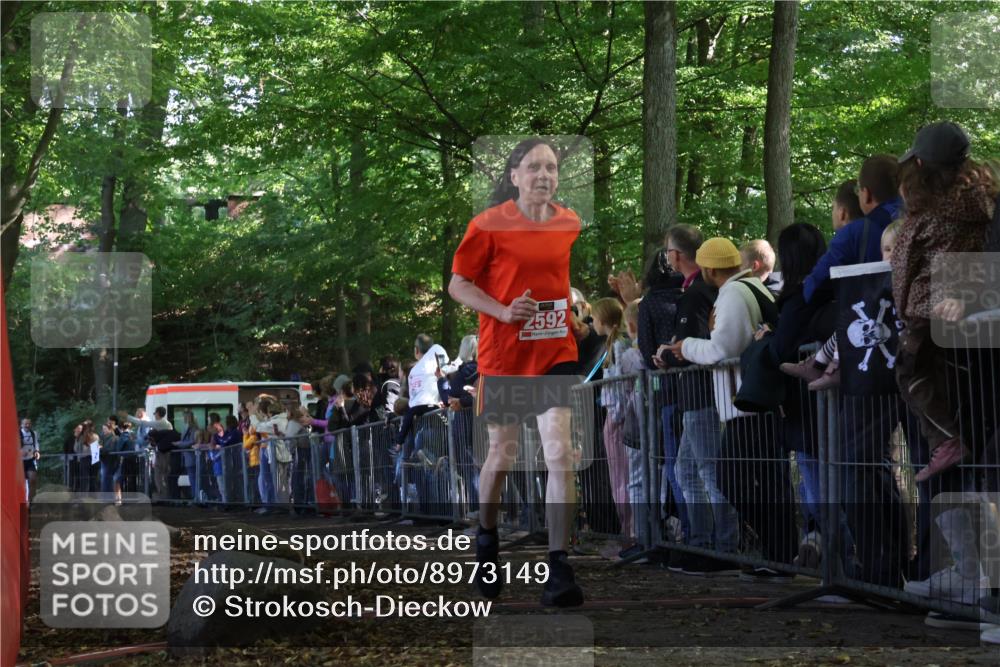 28.09.2025 - 33. Volkslauf durch das schöne Alstertal Strokosch-Dieckow http://msf.ph/oto/8973149 28.09.2025 12:12:23 Ziel 2592, 2595 meine-sportfotos.de