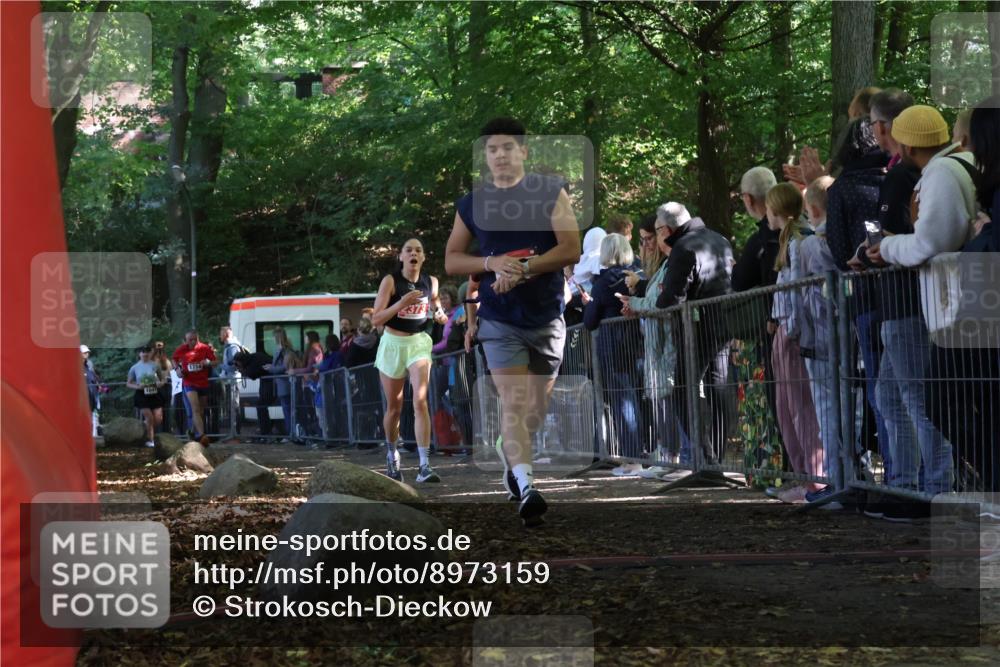 28.09.2025 - 33. Volkslauf durch das schöne Alstertal Strokosch-Dieckow http://msf.ph/oto/8973159 28.09.2025 12:12:35 Ziel 1645, 1710, 1714, 2373 meine-sportfotos.de