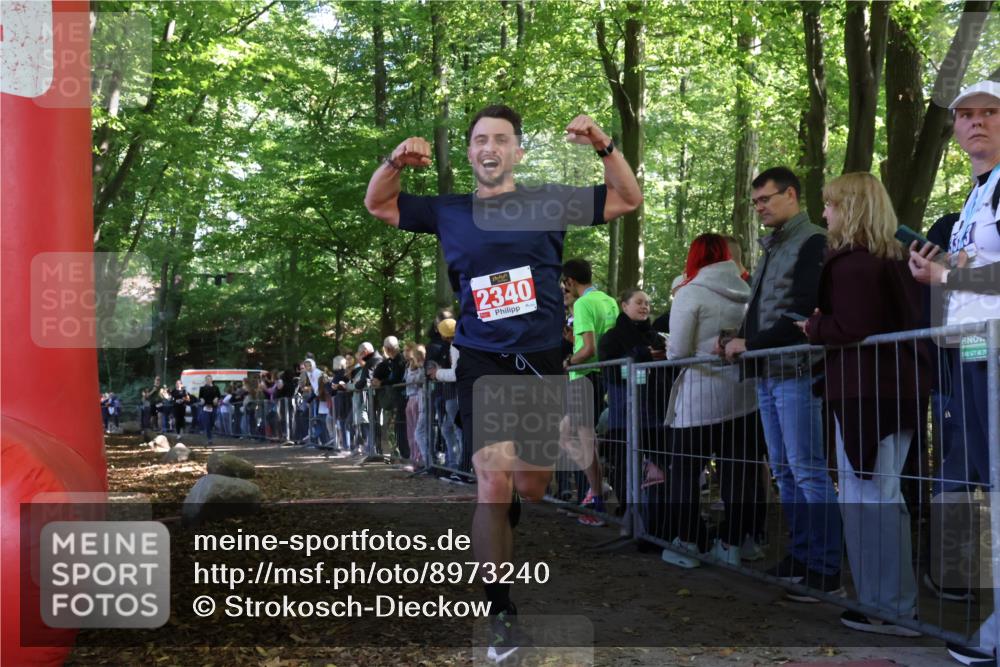 28.09.2025 - 33. Volkslauf durch das schöne Alstertal Strokosch-Dieckow http://msf.ph/oto/8973240 28.09.2025 12:14:33 Ziel 1056, 1086, 1730, 2340 meine-sportfotos.de