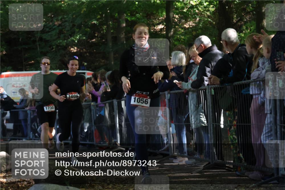28.09.2025 - 33. Volkslauf durch das schöne Alstertal Strokosch-Dieckow http://msf.ph/oto/8973243 28.09.2025 12:14:37 Ziel 1056, 1086, 1730, 2999 meine-sportfotos.de