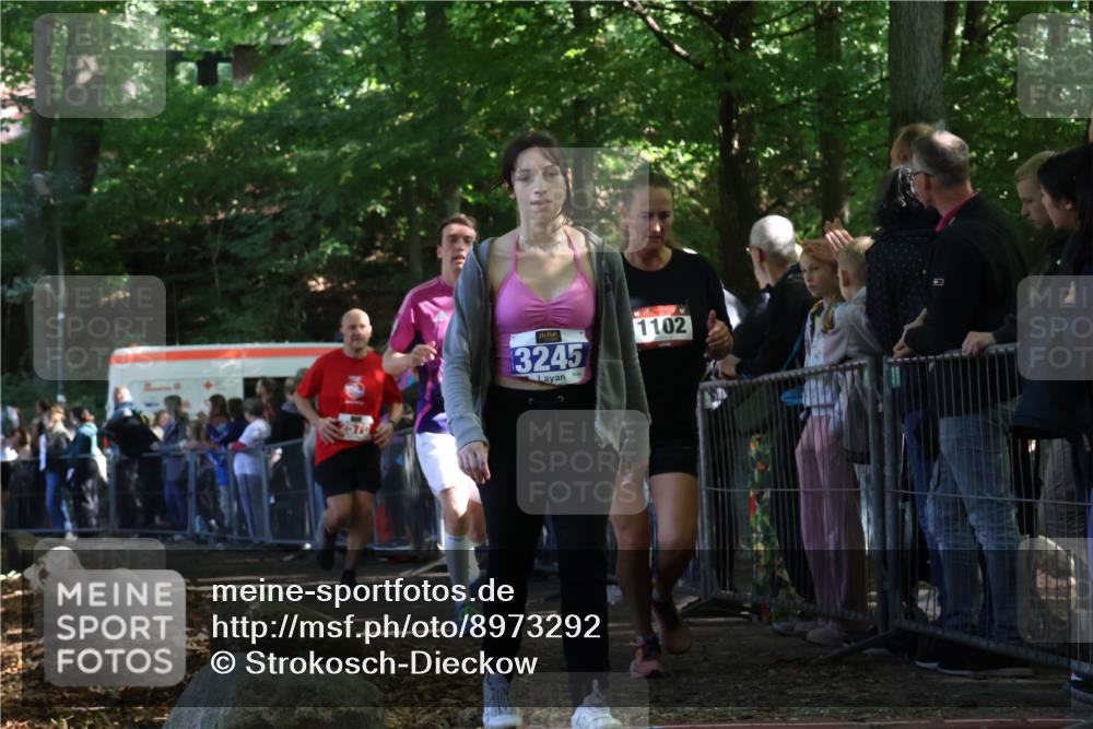 28.09.2025 - 33. Volkslauf durch das schöne Alstertal Strokosch-Dieckow http://msf.ph/oto/8973292 28.09.2025 12:15:27 Ziel 1102, 1687, 2191, 2570, 2593, 3245 meine-sportfotos.de