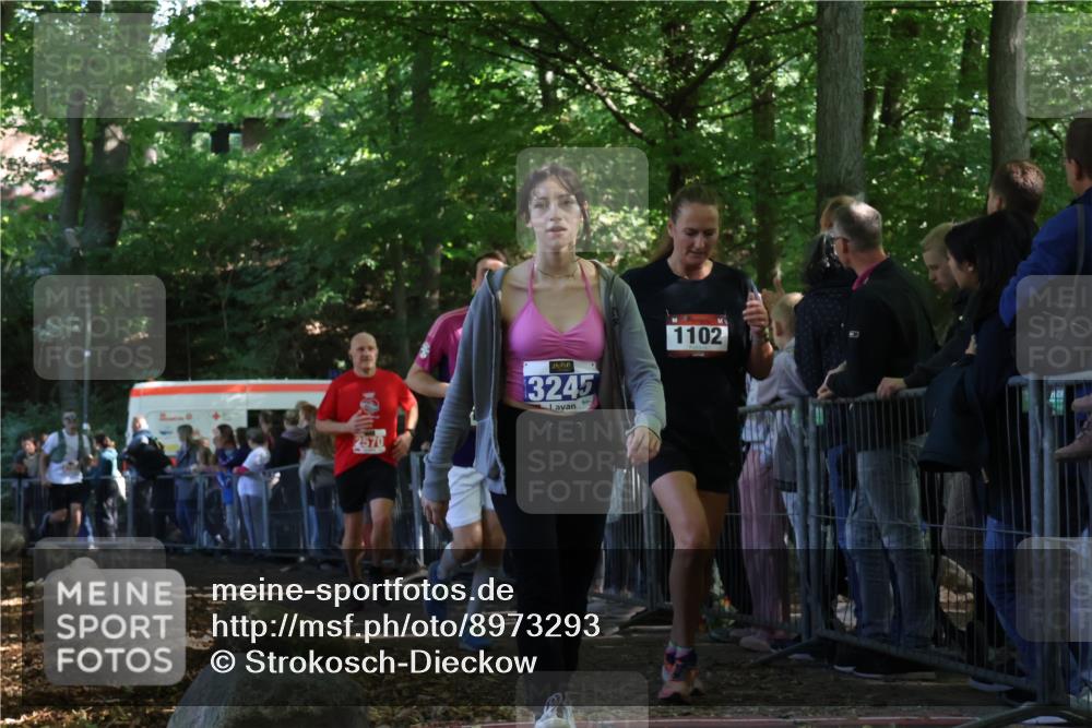 28.09.2025 - 33. Volkslauf durch das schöne Alstertal Strokosch-Dieckow http://msf.ph/oto/8973293 28.09.2025 12:15:28 Ziel 1102, 1687, 2191, 2570, 2593 meine-sportfotos.de