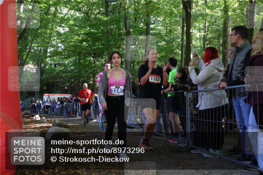 28.09.2025 - 33. Volkslauf durch das schöne Alstertal Strokosch-Dieckow http://msf.ph/oto/8973296 28.09.2025 12:15:29 Ziel 1102, 1687, 2191, 2570, 2593 meine-sportfotos.de