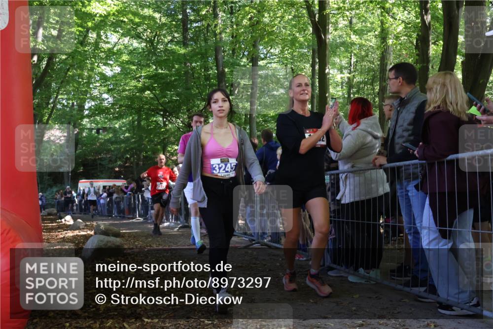 28.09.2025 - 33. Volkslauf durch das schöne Alstertal Strokosch-Dieckow http://msf.ph/oto/8973297 28.09.2025 12:15:30 Ziel 1687, 2191, 2570, 2593 meine-sportfotos.de