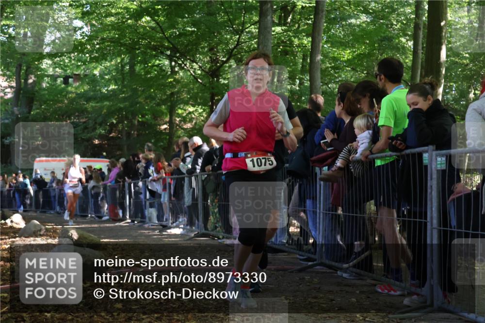 28.09.2025 - 33. Volkslauf durch das schöne Alstertal Strokosch-Dieckow http://msf.ph/oto/8973330 28.09.2025 12:16:02 Ziel 1075, 1093, 2300 meine-sportfotos.de