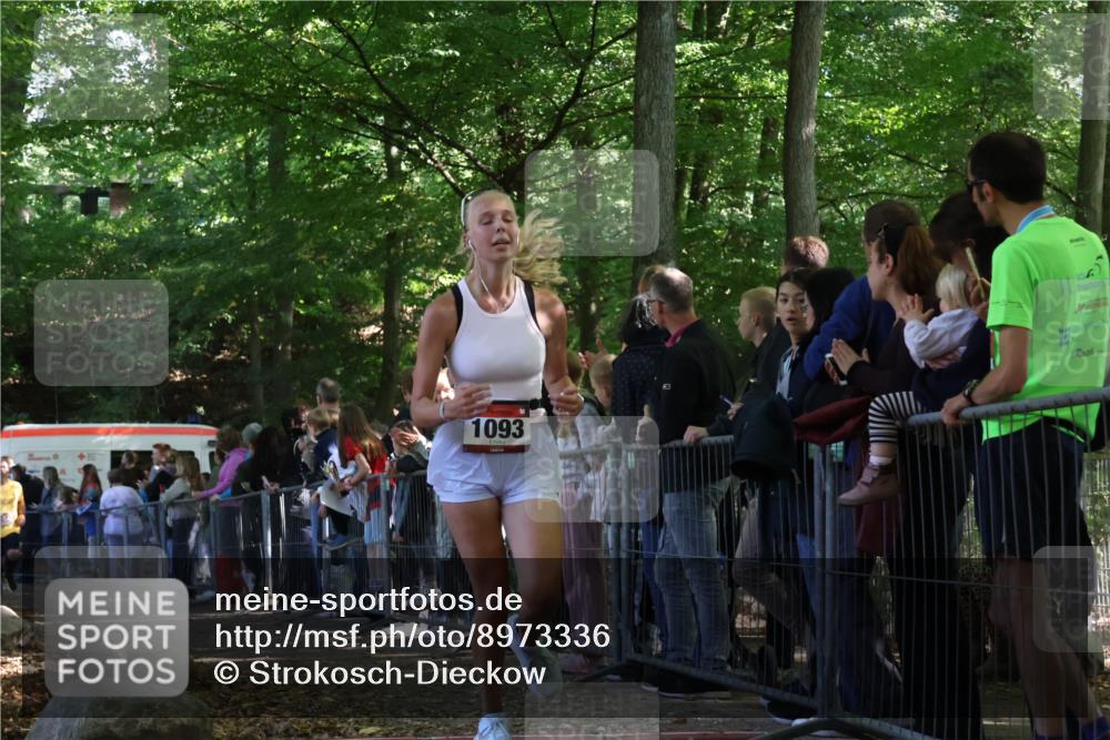 28.09.2025 - 33. Volkslauf durch das schöne Alstertal Strokosch-Dieckow http://msf.ph/oto/8973336 28.09.2025 12:16:06 Ziel 1093, 2443 meine-sportfotos.de