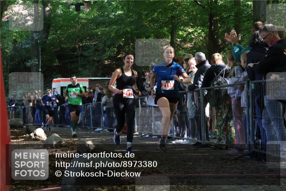 28.09.2025 - 33. Volkslauf durch das schöne Alstertal Strokosch-Dieckow http://msf.ph/oto/8973380 28.09.2025 12:16:49 Ziel 2116, 2117, 2129, 2655 meine-sportfotos.de