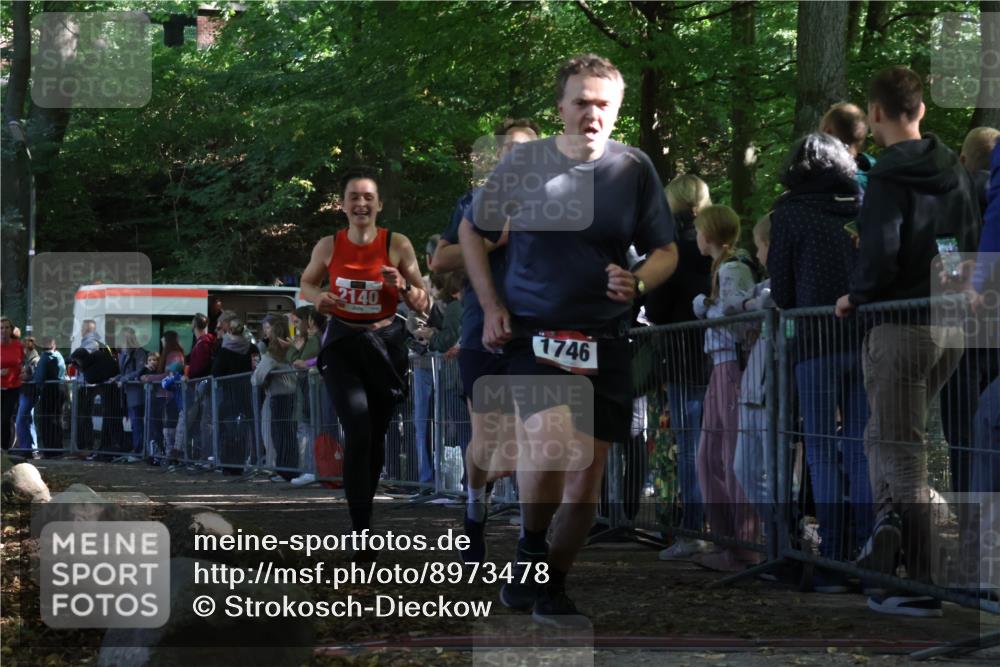 28.09.2025 - 33. Volkslauf durch das schöne Alstertal Strokosch-Dieckow http://msf.ph/oto/8973478 28.09.2025 12:18:17 Ziel 1746, 2140, 2141, 2225 meine-sportfotos.de