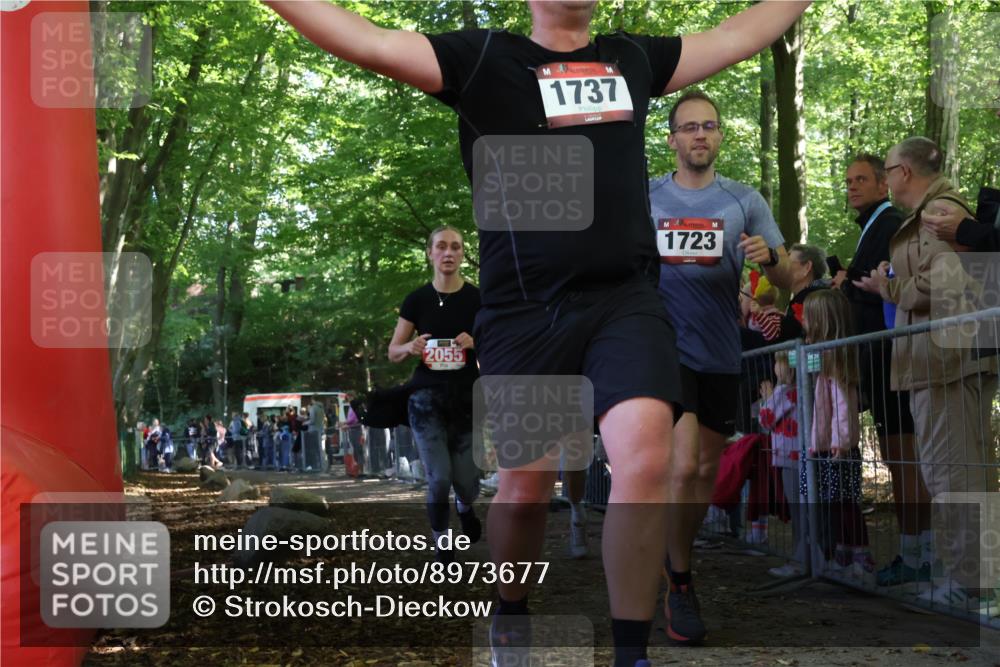 28.09.2025 - 33. Volkslauf durch das schöne Alstertal Strokosch-Dieckow http://msf.ph/oto/8973677 28.09.2025 12:22:17 Ziel 2055, 2056 meine-sportfotos.de