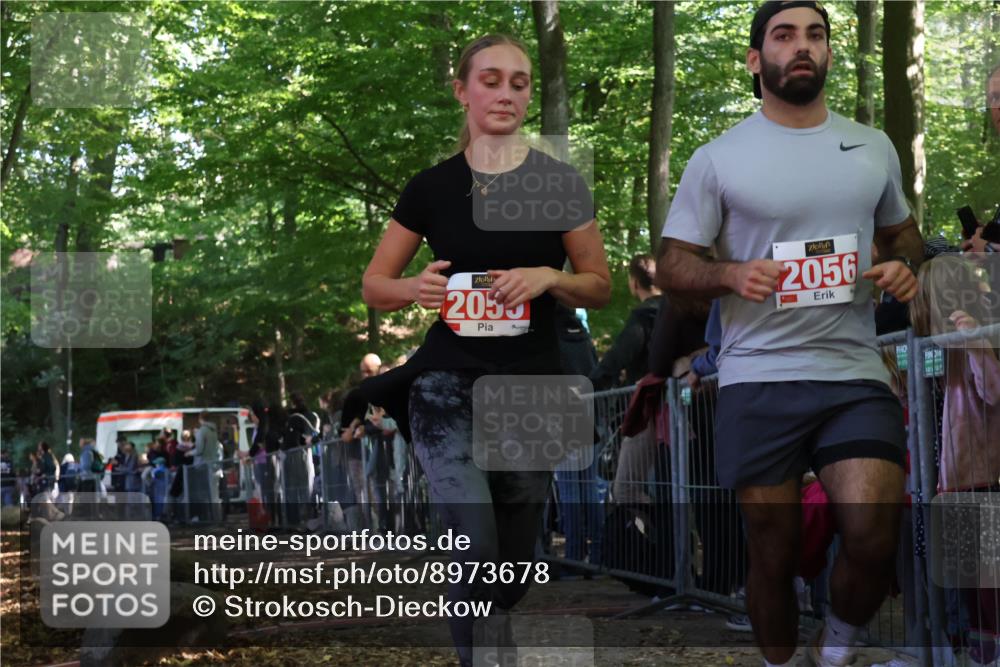 28.09.2025 - 33. Volkslauf durch das schöne Alstertal Strokosch-Dieckow http://msf.ph/oto/8973678 28.09.2025 12:22:17 Ziel 2055, 2056 meine-sportfotos.de