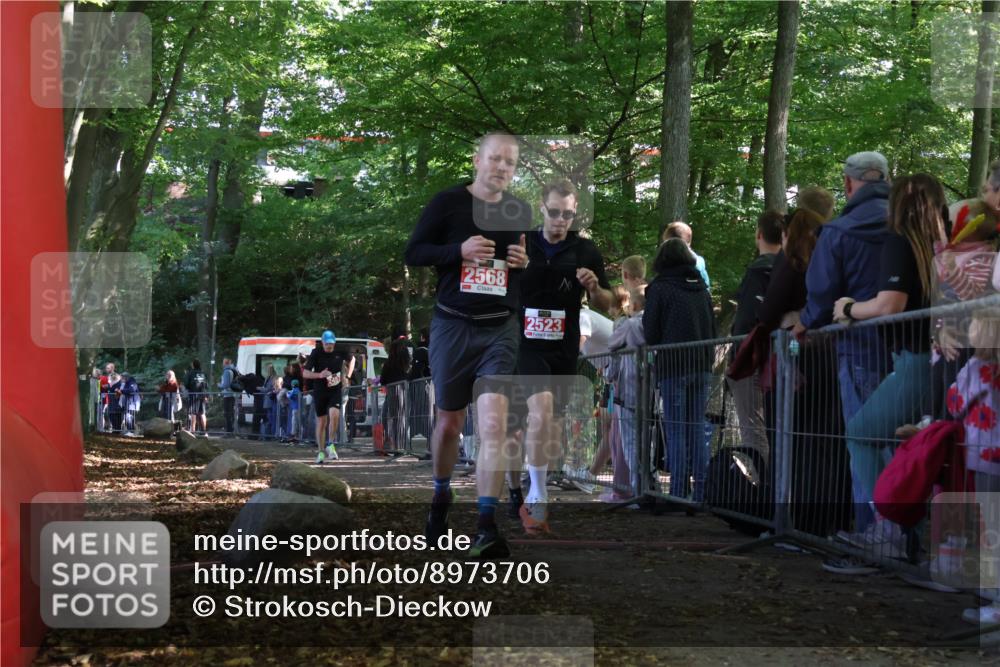 28.09.2025 - 33. Volkslauf durch das schöne Alstertal Strokosch-Dieckow http://msf.ph/oto/8973706 28.09.2025 12:22:47 Ziel 2288, 2457, 2523, 2568 meine-sportfotos.de