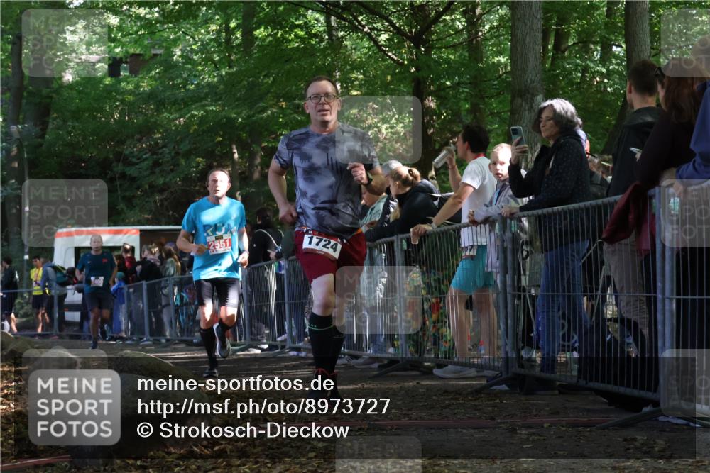 28.09.2025 - 33. Volkslauf durch das schöne Alstertal Strokosch-Dieckow http://msf.ph/oto/8973727 28.09.2025 12:23:08 Ziel 1724, 2400, 2551, 2559 meine-sportfotos.de