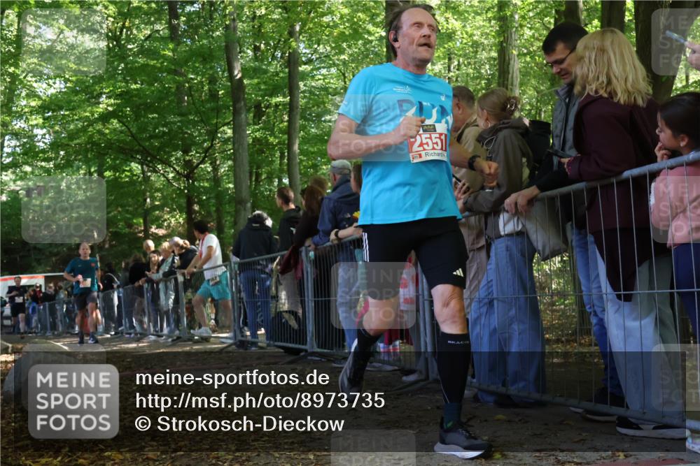 28.09.2025 - 33. Volkslauf durch das schöne Alstertal Strokosch-Dieckow http://msf.ph/oto/8973735 28.09.2025 12:23:11 Ziel 2131, 2400, 2551, 2559 meine-sportfotos.de