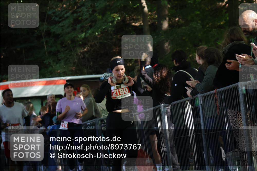 28.09.2025 - 33. Volkslauf durch das schöne Alstertal Strokosch-Dieckow http://msf.ph/oto/8973767 28.09.2025 12:24:01 Ziel 1750, 2180, 2379 meine-sportfotos.de