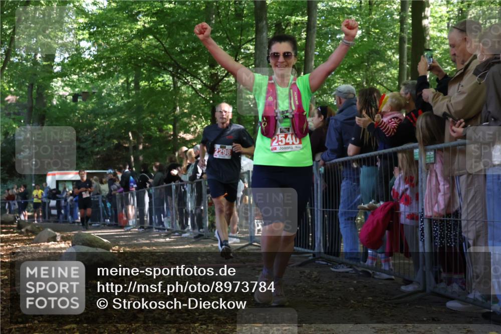 28.09.2025 - 33. Volkslauf durch das schöne Alstertal Strokosch-Dieckow http://msf.ph/oto/8973784 28.09.2025 12:24:14 Ziel 2298, 2540, 2558 meine-sportfotos.de