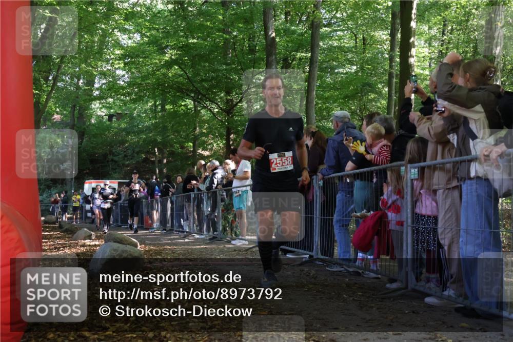 28.09.2025 - 33. Volkslauf durch das schöne Alstertal Strokosch-Dieckow http://msf.ph/oto/8973792 28.09.2025 12:24:21 Ziel 1089, 2144, 2415, 2471, 2472, 2558, 2606 meine-sportfotos.de