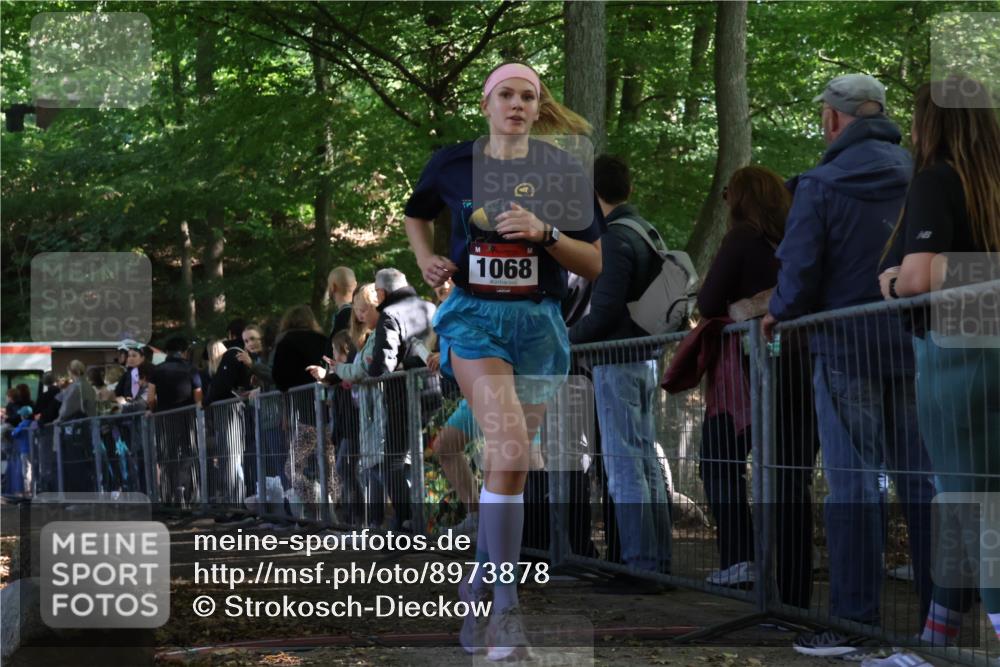 28.09.2025 - 33. Volkslauf durch das schöne Alstertal Strokosch-Dieckow http://msf.ph/oto/8973878 28.09.2025 12:25:47 Ziel 1068, 2533 meine-sportfotos.de