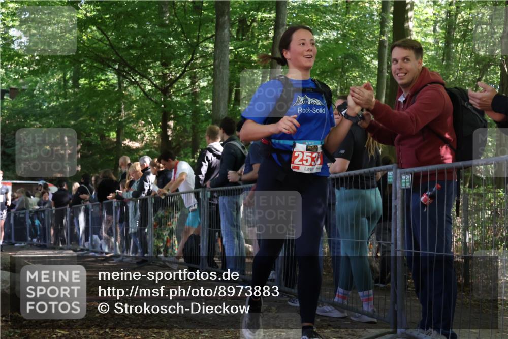 28.09.2025 - 33. Volkslauf durch das schöne Alstertal Strokosch-Dieckow http://msf.ph/oto/8973883 28.09.2025 12:25:56 Ziel 2016, 2498, 2533 meine-sportfotos.de