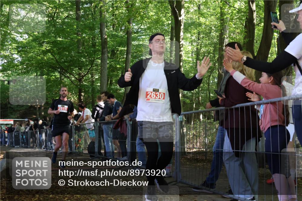 28.09.2025 - 33. Volkslauf durch das schöne Alstertal Strokosch-Dieckow http://msf.ph/oto/8973920 28.09.2025 12:26:24 Ziel 2392, 2516, 2994, 2997 meine-sportfotos.de