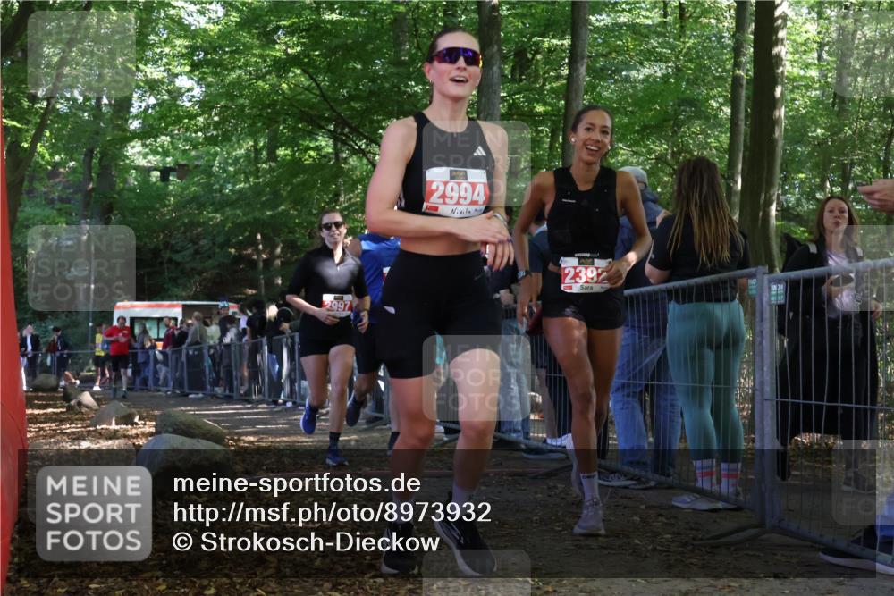 28.09.2025 - 33. Volkslauf durch das schöne Alstertal Strokosch-Dieckow http://msf.ph/oto/8973932 28.09.2025 12:26:33 Ziel 2335, 2392, 2994, 2997 meine-sportfotos.de