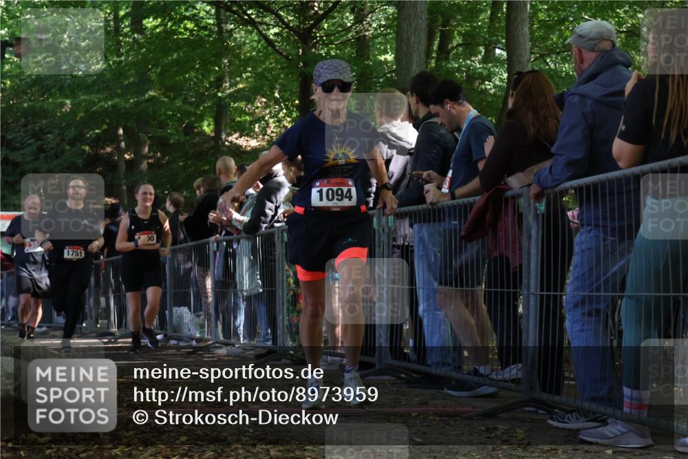 28.09.2025 - 33. Volkslauf durch das schöne Alstertal Strokosch-Dieckow http://msf.ph/oto/8973959 28.09.2025 12:27:13 Ziel 1090, 1094, 1751, 2384 meine-sportfotos.de