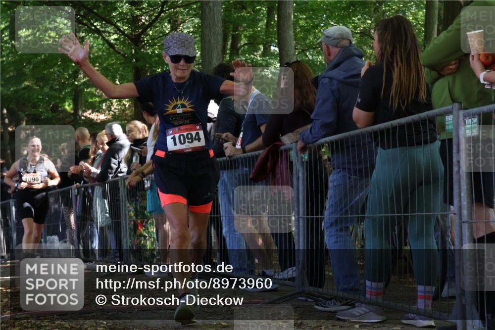 28.09.2025 - 33. Volkslauf durch das schöne Alstertal Strokosch-Dieckow http://msf.ph/oto/8973960 28.09.2025 12:27:14 Ziel 1090, 1094, 1751, 2384 meine-sportfotos.de