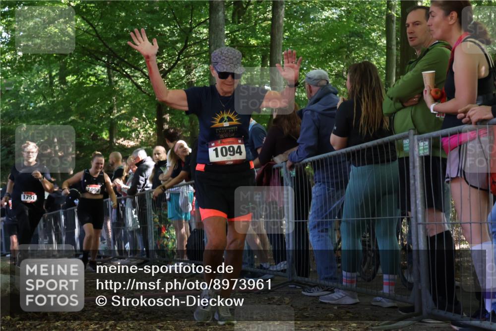 28.09.2025 - 33. Volkslauf durch das schöne Alstertal Strokosch-Dieckow http://msf.ph/oto/8973961 28.09.2025 12:27:14 Ziel 1090, 1094, 1751, 2384 meine-sportfotos.de