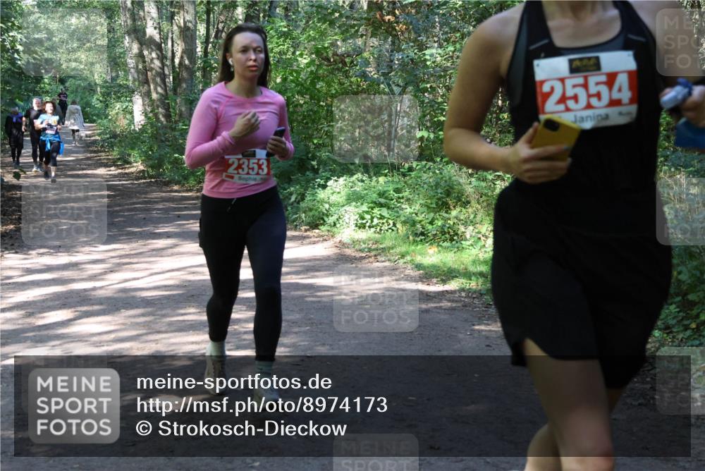 28.09.2025 - 33. Volkslauf durch das schöne Alstertal Strokosch-Dieckow http://msf.ph/oto/8974173 28.09.2025 12:36:47 Laufen 2353, 2554 meine-sportfotos.de