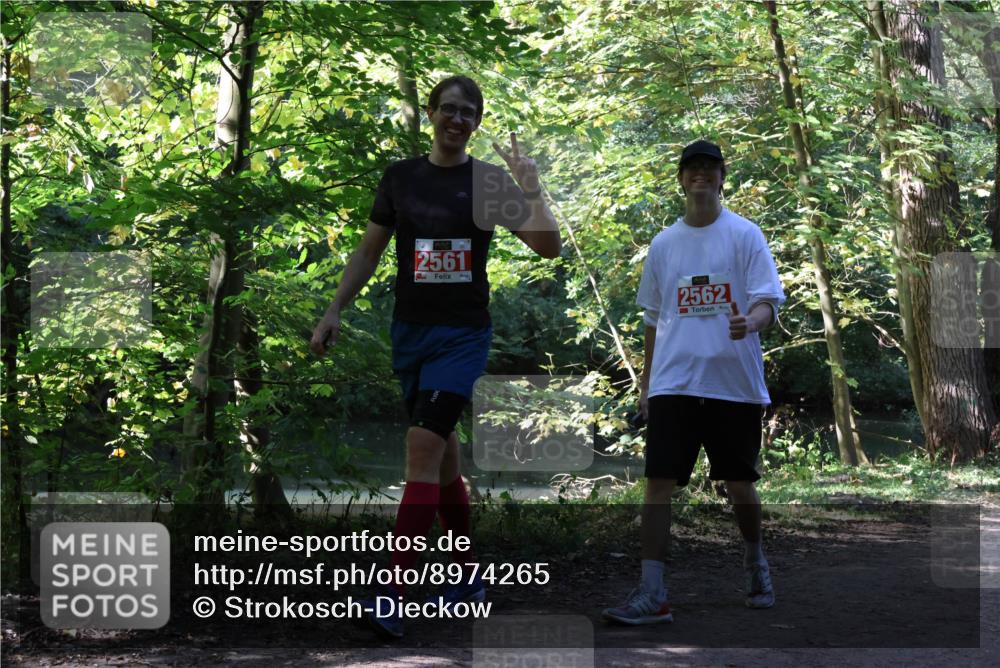28.09.2025 - 33. Volkslauf durch das schöne Alstertal Strokosch-Dieckow http://msf.ph/oto/8974265 28.09.2025 12:39:49 Laufen 2561, 2562 meine-sportfotos.de