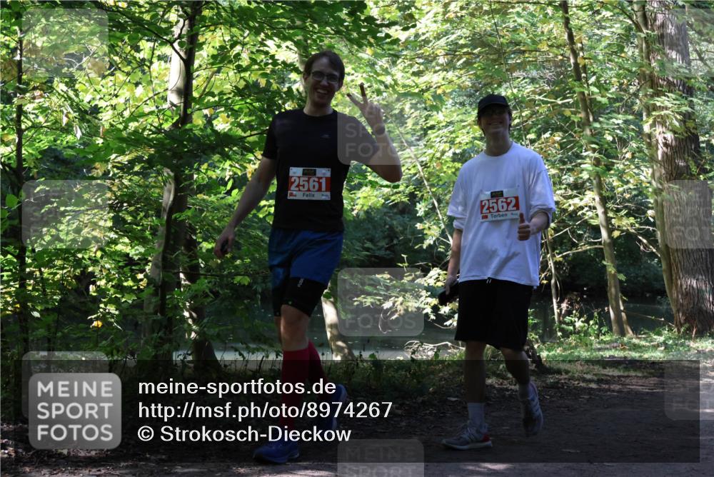 28.09.2025 - 33. Volkslauf durch das schöne Alstertal Strokosch-Dieckow http://msf.ph/oto/8974267 28.09.2025 12:39:49 Laufen 2561, 2562 meine-sportfotos.de