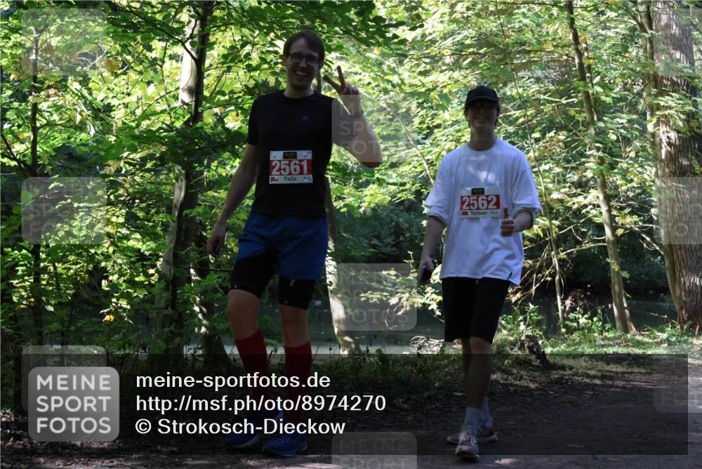 28.09.2025 - 33. Volkslauf durch das schöne Alstertal Strokosch-Dieckow http://msf.ph/oto/8974270 28.09.2025 12:39:50 Laufen 2561, 2562 meine-sportfotos.de