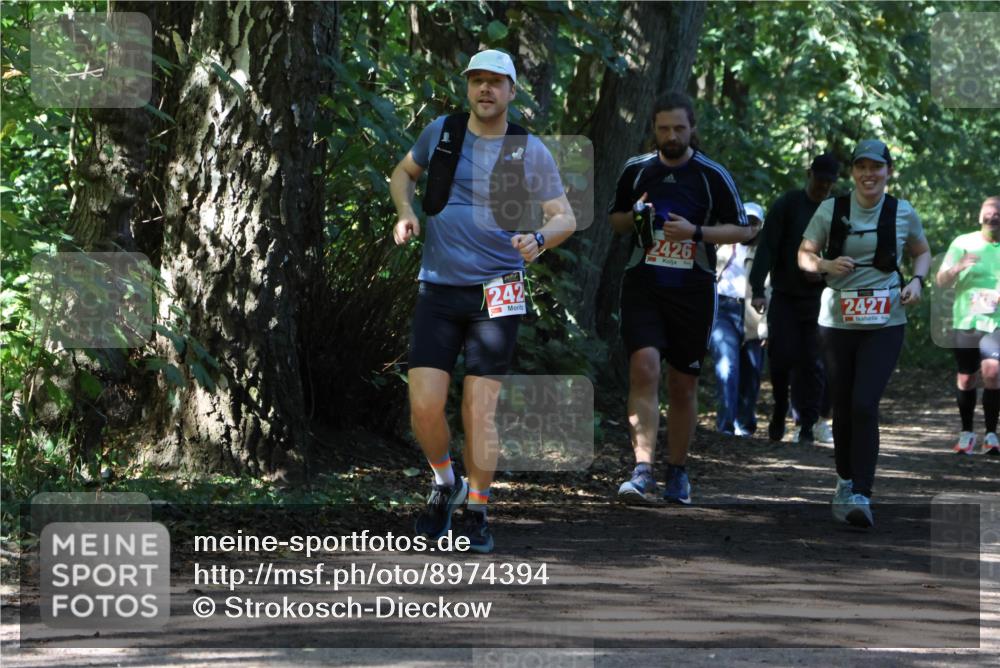 28.09.2025 - 33. Volkslauf durch das schöne Alstertal Strokosch-Dieckow http://msf.ph/oto/8974394 28.09.2025 12:43:27 Laufen 242, 2426, 2427 meine-sportfotos.de