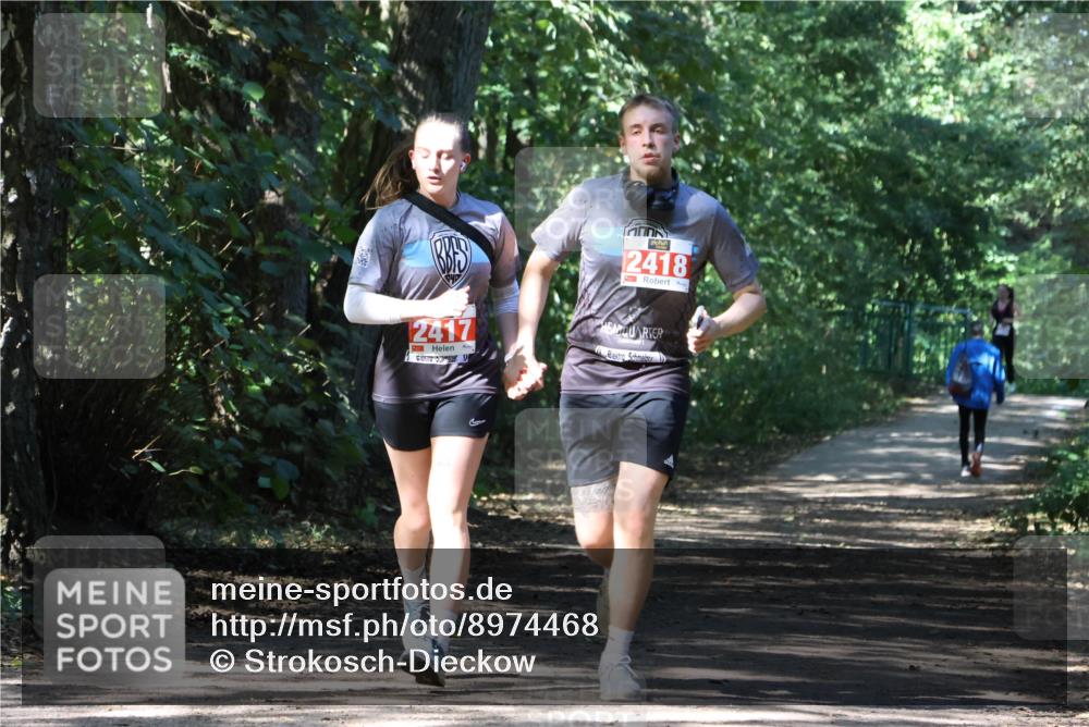 28.09.2025 - 33. Volkslauf durch das schöne Alstertal Strokosch-Dieckow http://msf.ph/oto/8974468 28.09.2025 12:44:57 Laufen 2418, 2417 meine-sportfotos.de