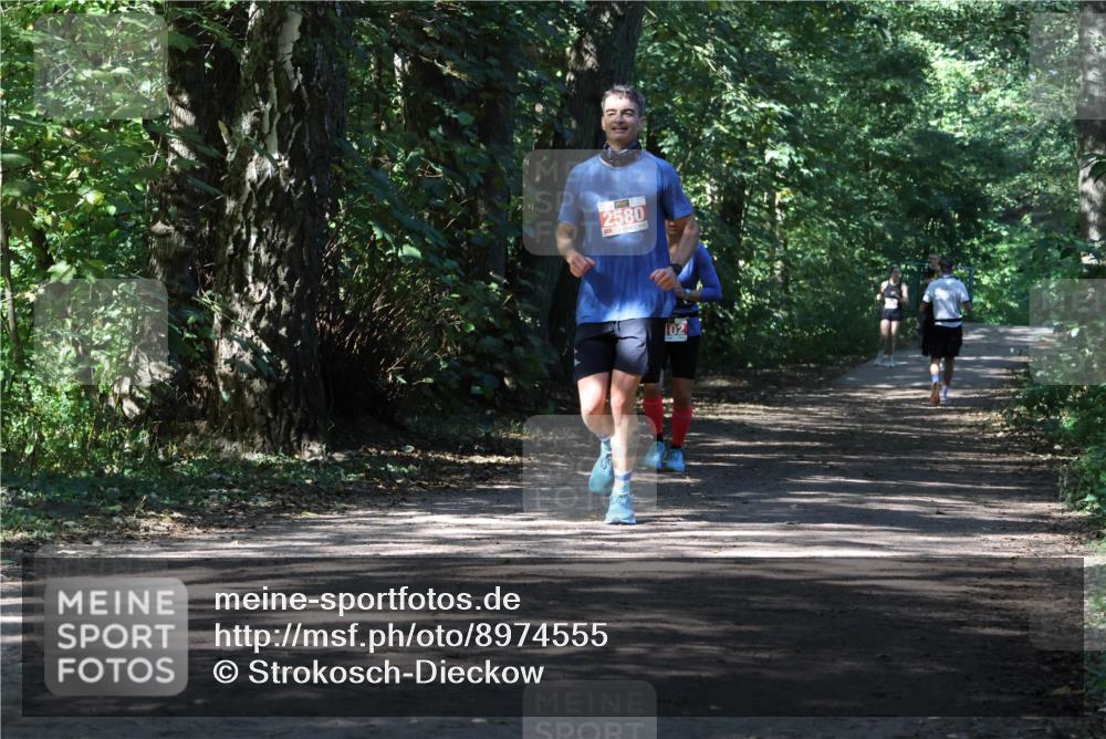28.09.2025 - 33. Volkslauf durch das schöne Alstertal Strokosch-Dieckow http://msf.ph/oto/8974555 28.09.2025 12:49:12 Laufen 2580, 02 meine-sportfotos.de