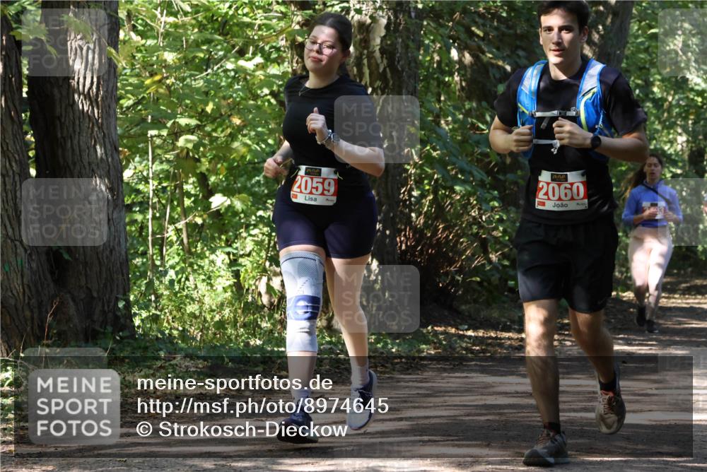 28.09.2025 - 33. Volkslauf durch das schöne Alstertal Strokosch-Dieckow http://msf.ph/oto/8974645 28.09.2025 12:52:18 Laufen 2059, 2060 meine-sportfotos.de