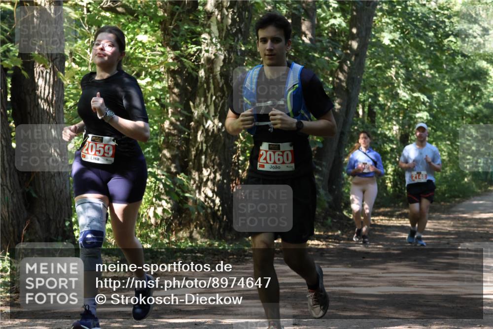 28.09.2025 - 33. Volkslauf durch das schöne Alstertal Strokosch-Dieckow http://msf.ph/oto/8974647 28.09.2025 12:52:19 Laufen 2059, 2060, 2148 meine-sportfotos.de