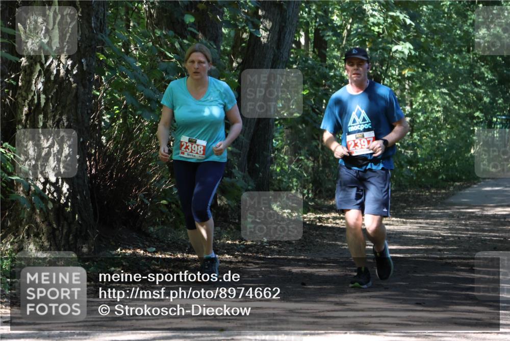 28.09.2025 - 33. Volkslauf durch das schöne Alstertal Strokosch-Dieckow http://msf.ph/oto/8974662 28.09.2025 12:53:03 Laufen 2398, 2397 meine-sportfotos.de