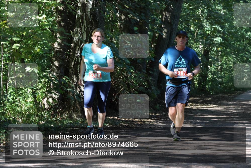 28.09.2025 - 33. Volkslauf durch das schöne Alstertal Strokosch-Dieckow http://msf.ph/oto/8974665 28.09.2025 12:53:04 Laufen 2398, 2397 meine-sportfotos.de