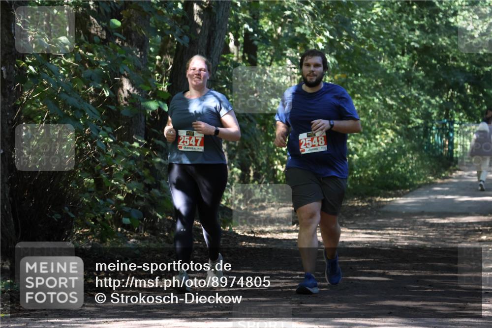 28.09.2025 - 33. Volkslauf durch das schöne Alstertal Strokosch-Dieckow http://msf.ph/oto/8974805 28.09.2025 13:03:05 Laufen 2547, 2548 meine-sportfotos.de