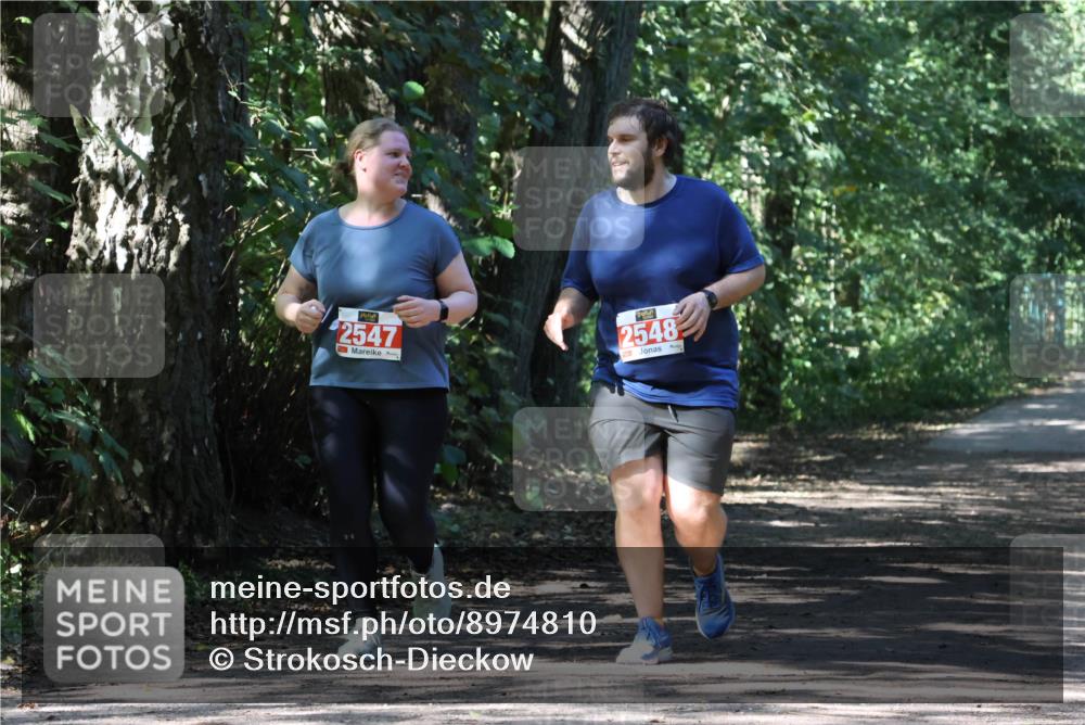 28.09.2025 - 33. Volkslauf durch das schöne Alstertal Strokosch-Dieckow http://msf.ph/oto/8974810 28.09.2025 13:03:07 Laufen 2547, 2548 meine-sportfotos.de