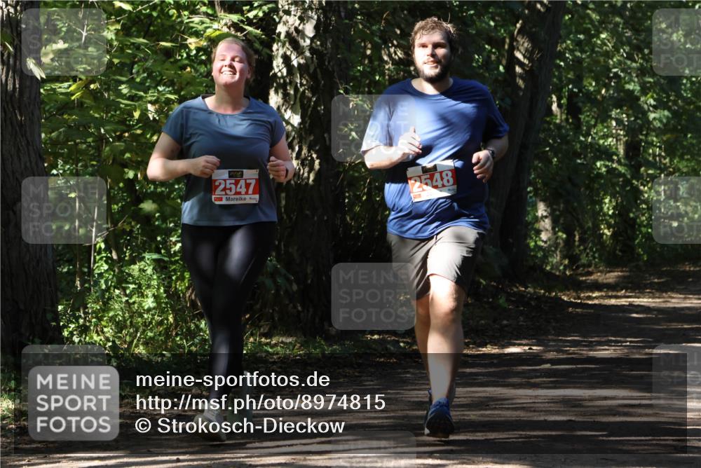 28.09.2025 - 33. Volkslauf durch das schöne Alstertal Strokosch-Dieckow http://msf.ph/oto/8974815 28.09.2025 13:03:08 Laufen 2547, 2548 meine-sportfotos.de