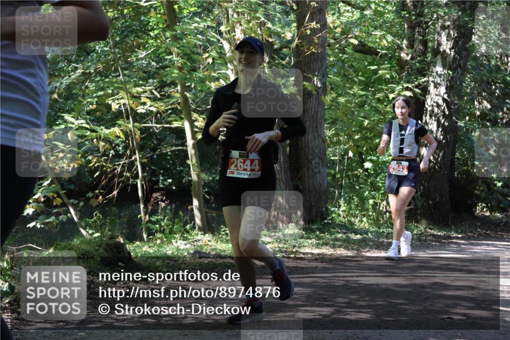 28.09.2025 - 33. Volkslauf durch das schöne Alstertal Strokosch-Dieckow http://msf.ph/oto/8974876 28.09.2025 13:14:33 Laufen 2644, 2643 meine-sportfotos.de