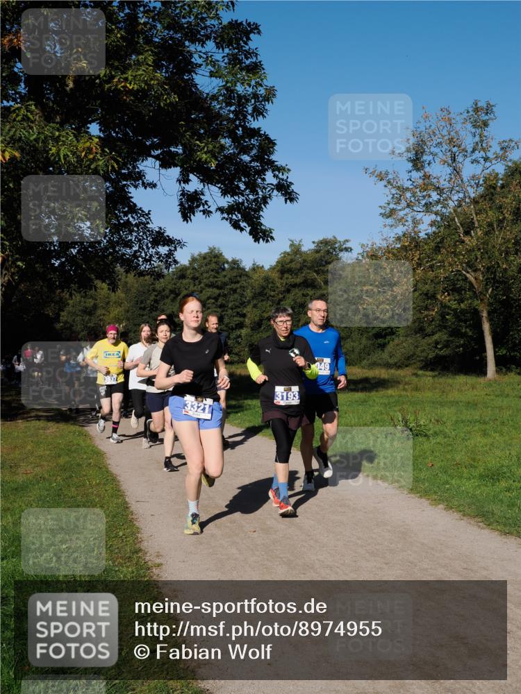 28.09.2025 - 33. Volkslauf durch das schöne Alstertal Fabian Wolf http://msf.ph/oto/8974955 28.09.2025 10:35:34 Laufen 3937, 3321, 3193, 049 meine-sportfotos.de