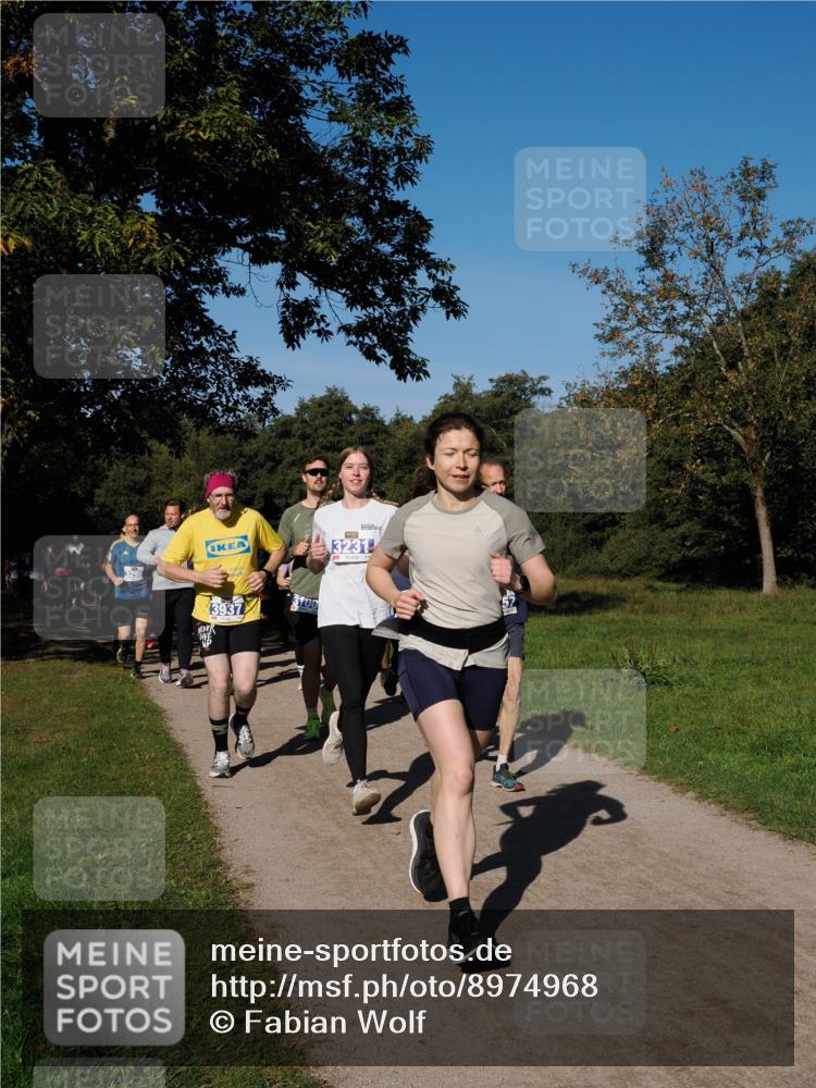 28.09.2025 - 33. Volkslauf durch das schöne Alstertal Fabian Wolf http://msf.ph/oto/8974968 28.09.2025 10:35:36 Laufen 3298, 3937, 3100, 3231 meine-sportfotos.de