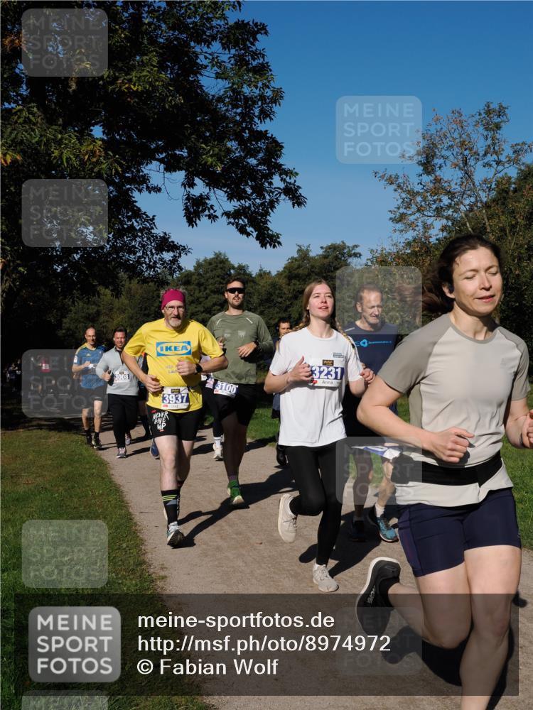 28.09.2025 - 33. Volkslauf durch das schöne Alstertal Fabian Wolf http://msf.ph/oto/8974972 28.09.2025 10:35:36 Laufen 3008, 3937, 3100, 3231 meine-sportfotos.de
