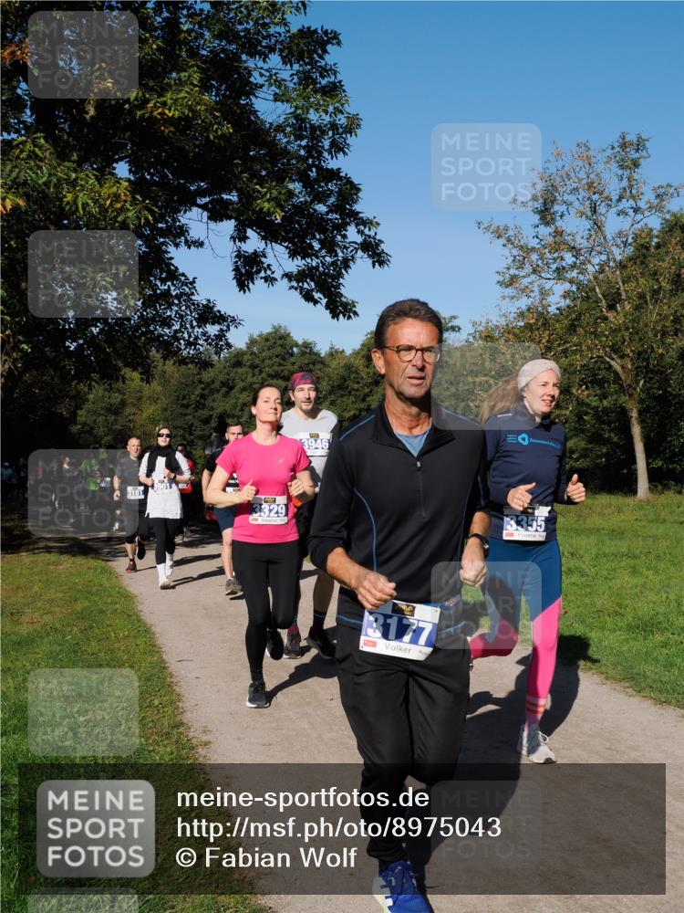28.09.2025 - 33. Volkslauf durch das schöne Alstertal Fabian Wolf http://msf.ph/oto/8975043 28.09.2025 10:35:44 Laufen 3181, 3901, 3329, 3946, 3177, 3355 meine-sportfotos.de